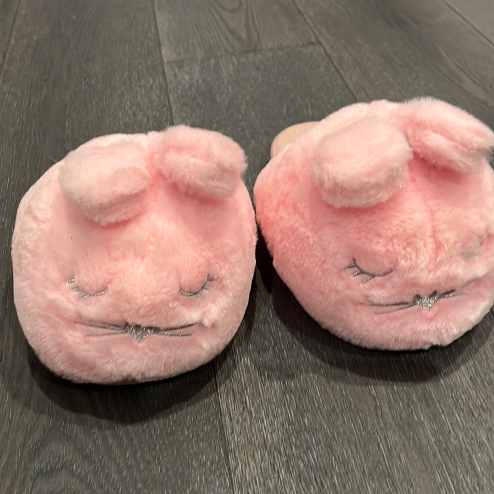Brand new fluffy bunny slippers size:7/8 kids